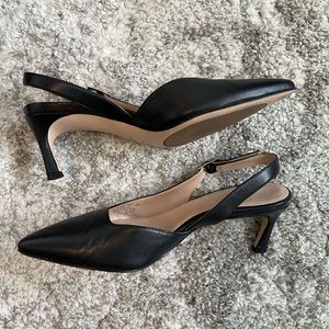 • NATURALIZER BLACK LEATHER POINTED TOE HEELS •